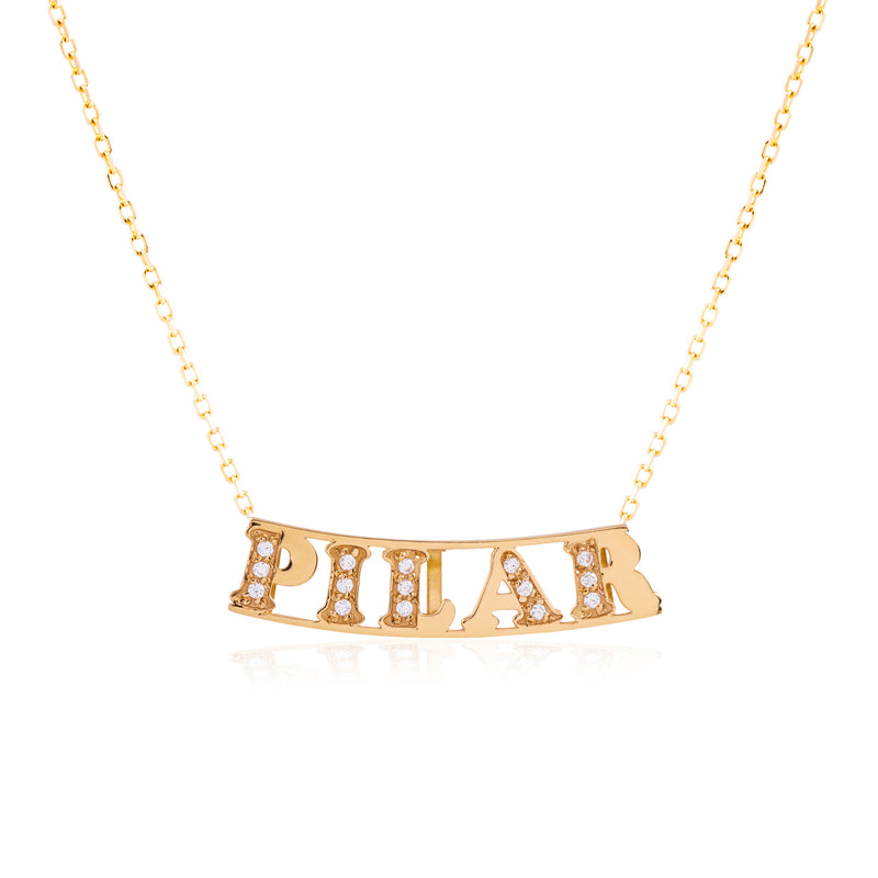 collar con nombre personalizado en oro de 18k y circonitas de Rhapsody Jewels